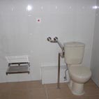 單位內之浴室設有輔助設施