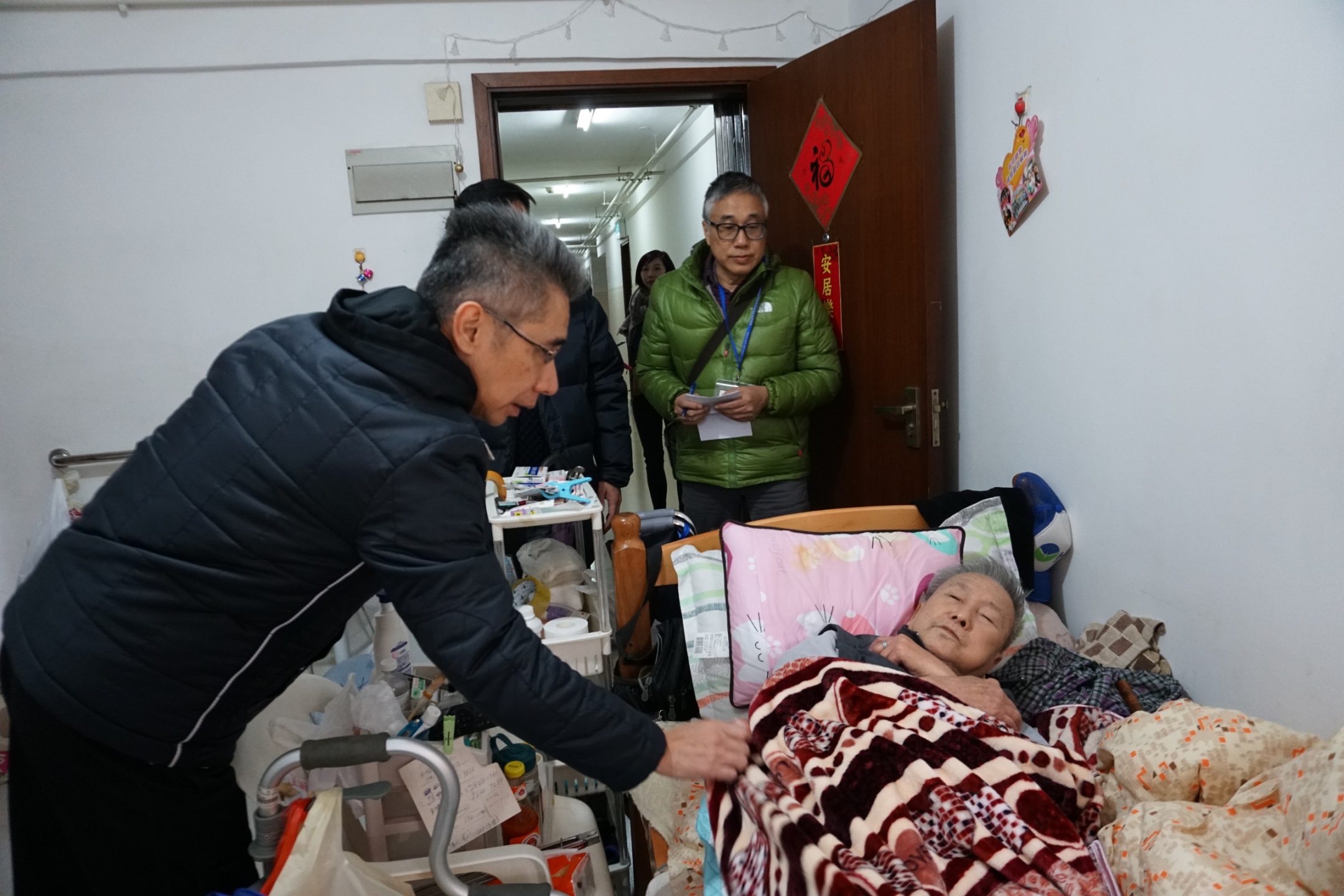 房屋局局長山禮度探訪社屋獨居長者 - 圖片 1