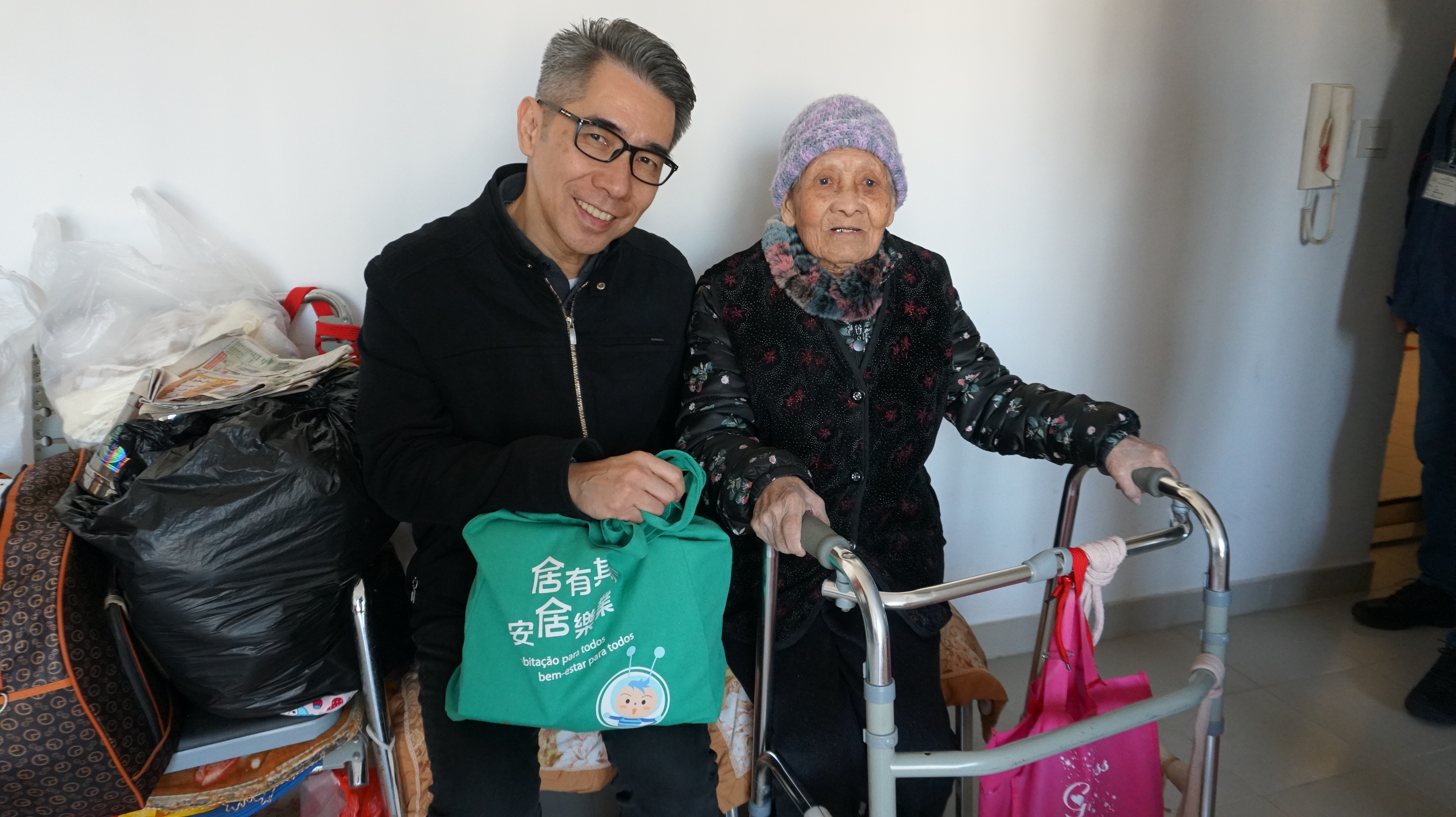 Visita aos idosos da habitação social na véspera de Solstício de Inverno - Fot. 1