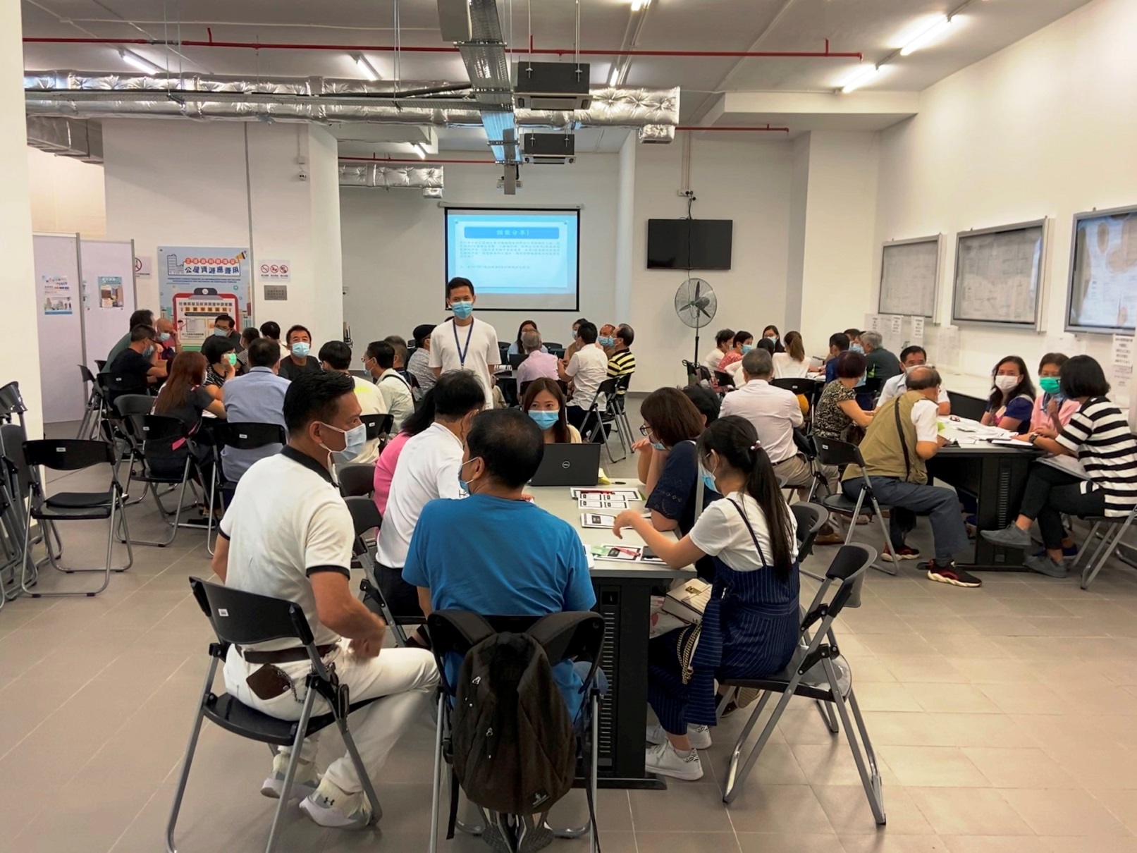 管理機關代表進行分組實務操作