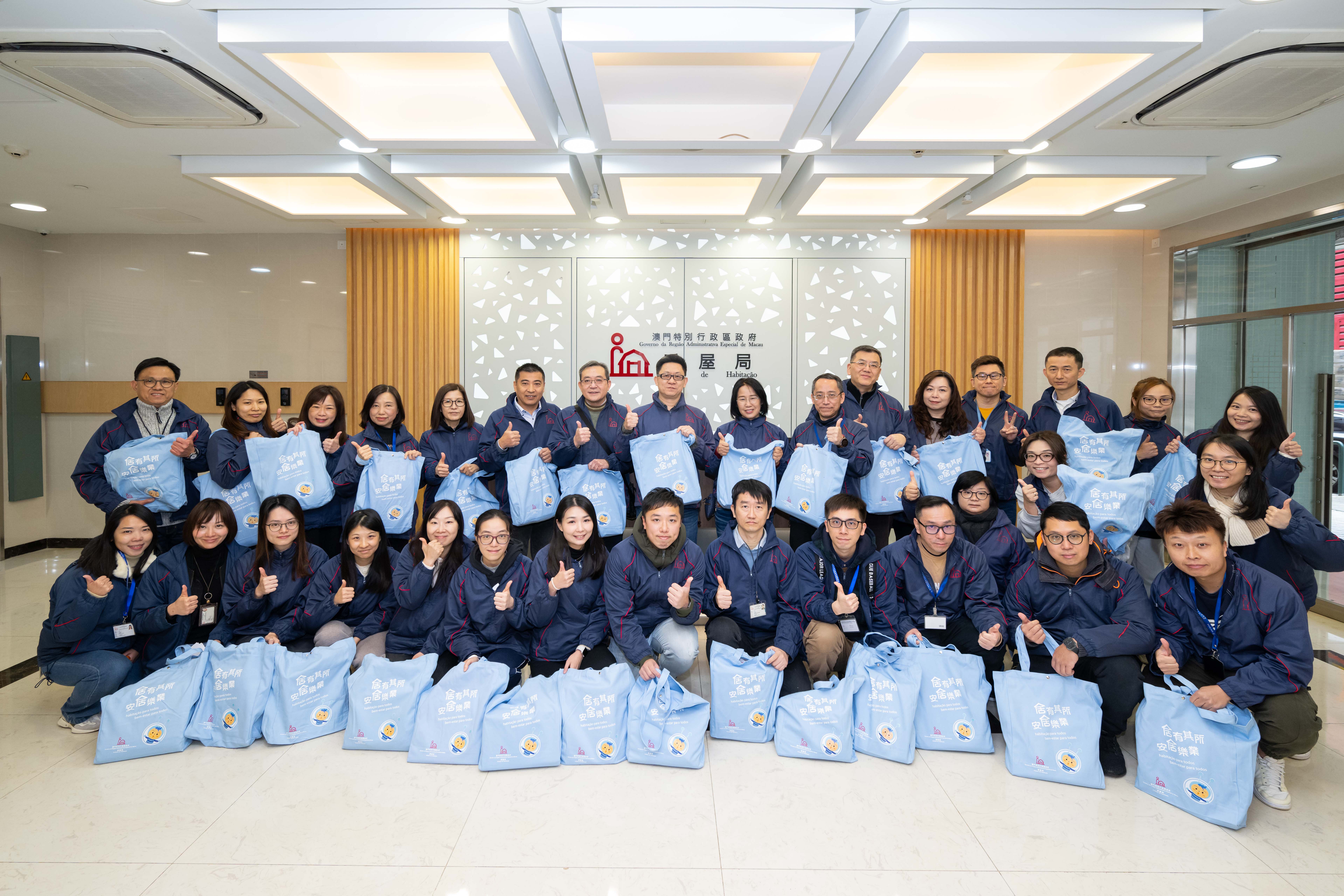 Visita aos idosos de habitação social para celebração do Ano Novo Chinês - Fot. 1