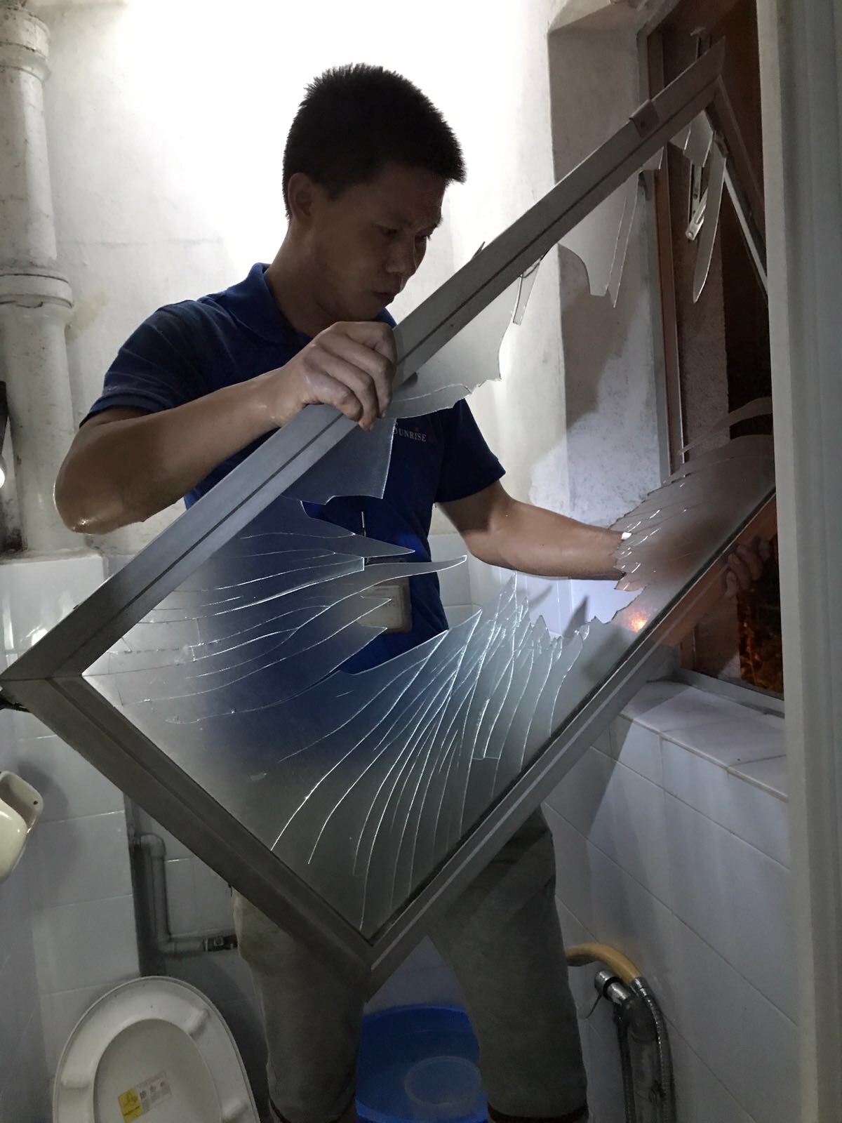 房屋局為受颱風影響的社屋住戶作緊急維修