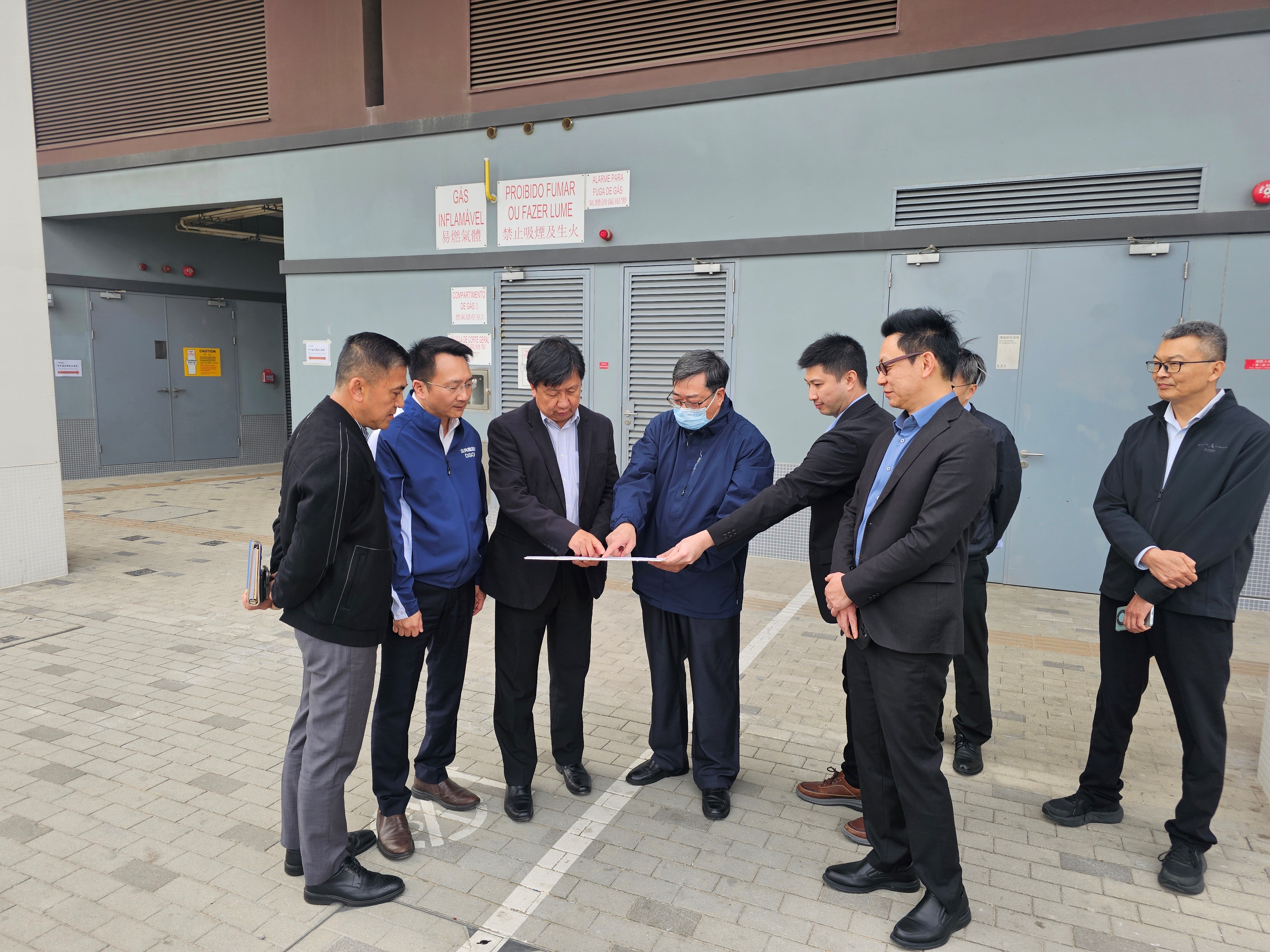 運輸工務司及轄下相關部門再現場實地視察新城A區 農曆新年前商舖開業並新增臨時巴士站 - 圖片 1