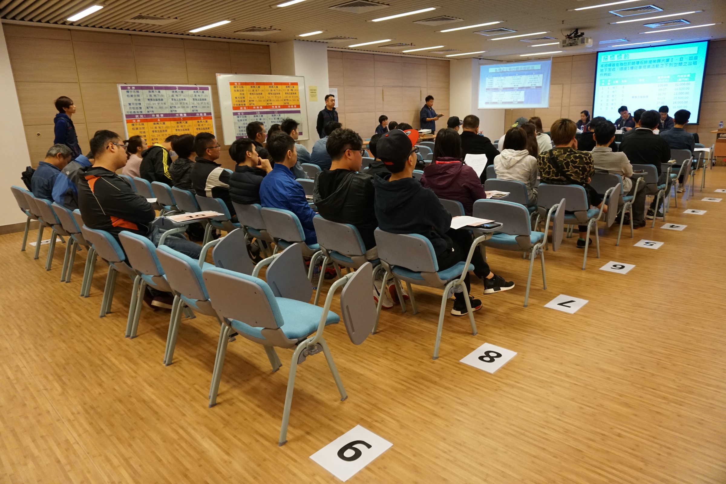 Acto público de licitação verbal de arrendamento das lojas comerciais do Edifício Ip Heng, Seac Pai Van, de Coloane - Fot. 1